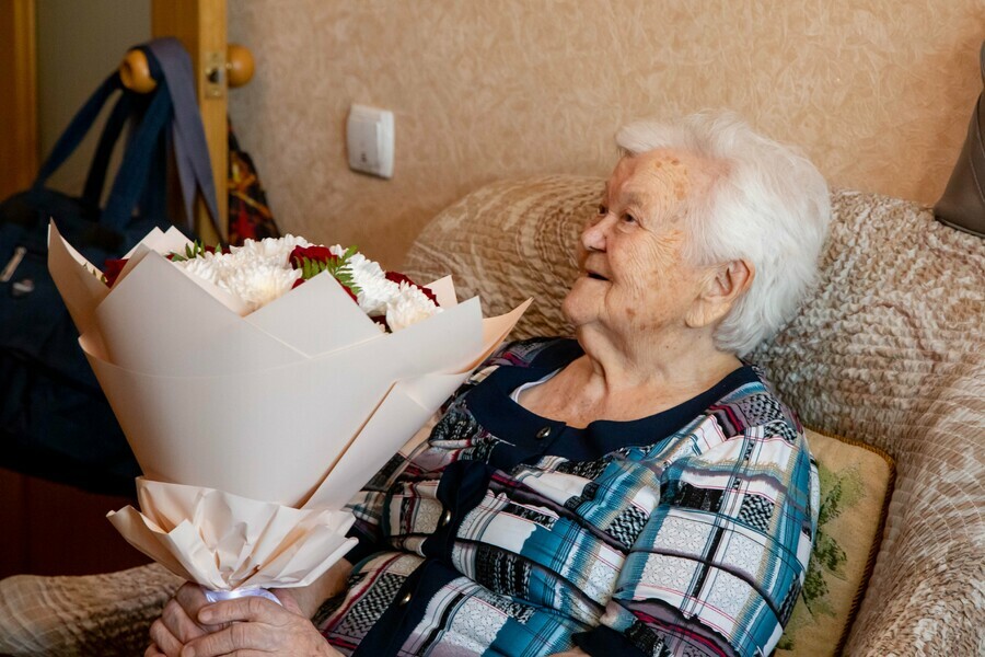 Благовещенскую долгожительницу поздравили с 95м днем рождения