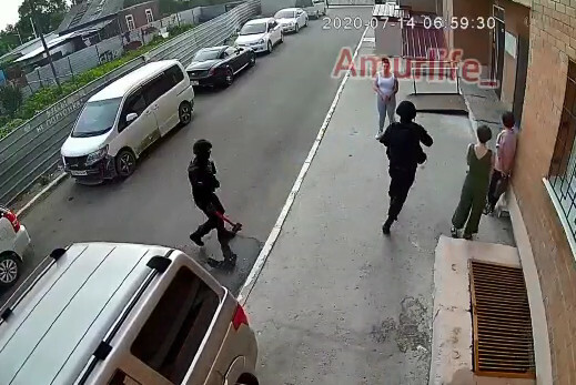 В благовещенскую многоэтажку заявились силовики видео