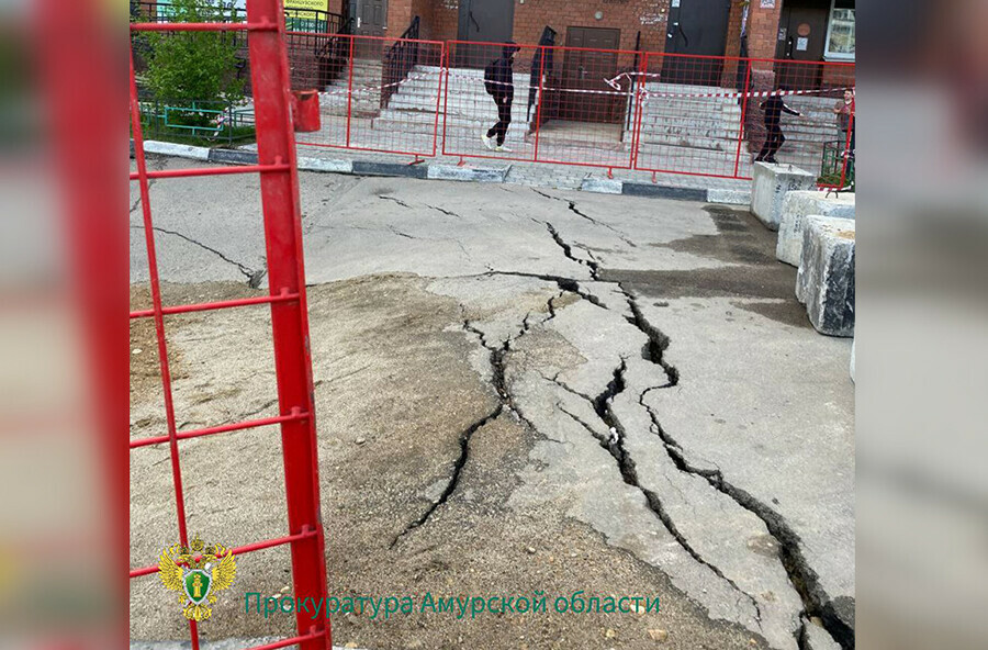 Мэру Благовещенска прокуратура внесла представление  изза провала грунта у дома в микрорайоне фото