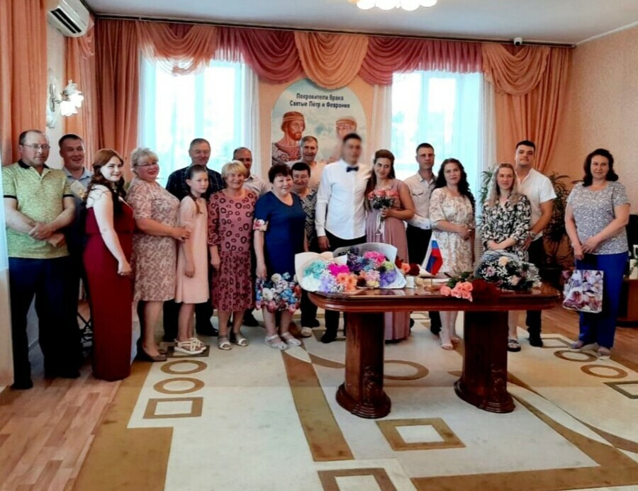 В Зейском районе зарегистрировали брак приехавшего из зоны СВО амурчанина и его избранницы