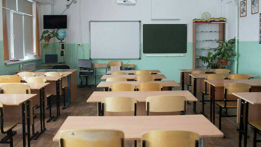 Правительство планирует поднять зарплату педагогам на 2530 