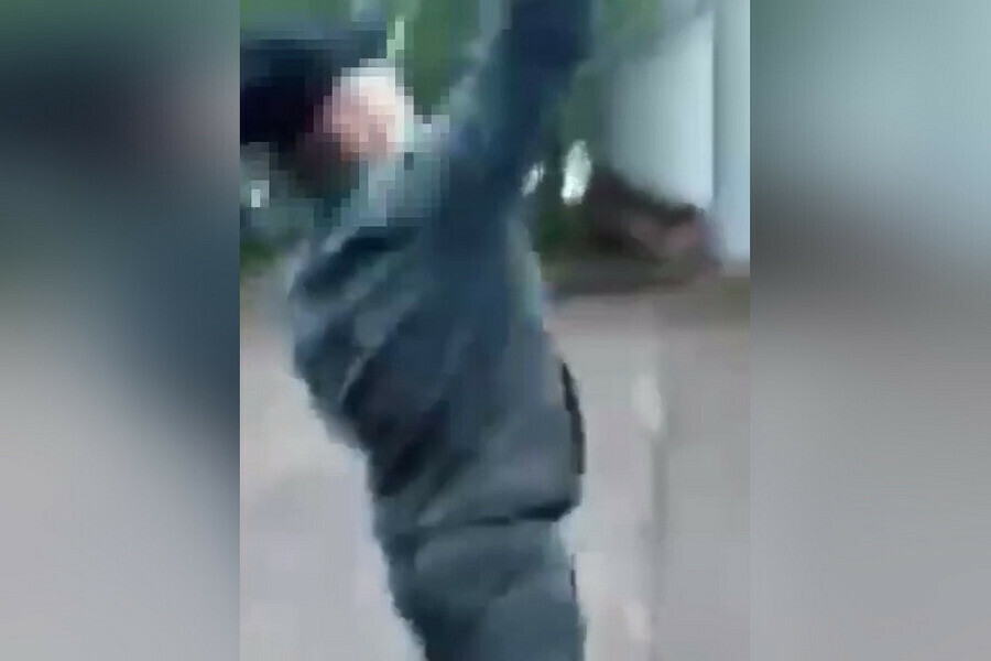 Неизвестный кинул гранату в отдел полиции Тынды а его знакомый снял это на видео