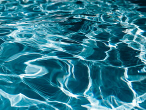 Четверо маленьких детей в Приамурье получили острое отравление во время отдыха в бассейне 