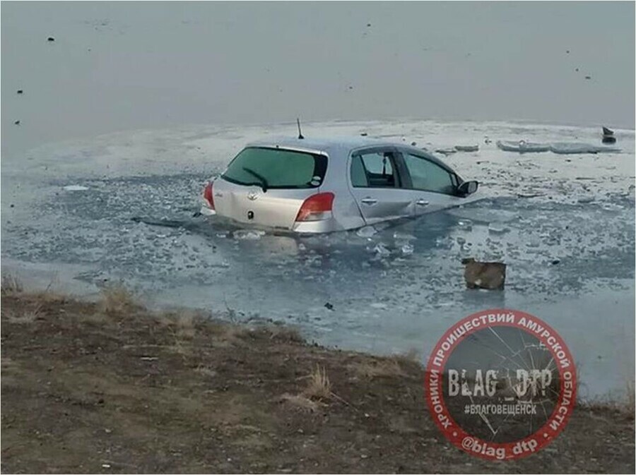 В районе города Сковородино автомобиль застрял во льдах