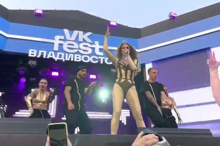 Ольга Бузова перепела известную песню Мумий Троля на VK Fest во Владивостоке видео