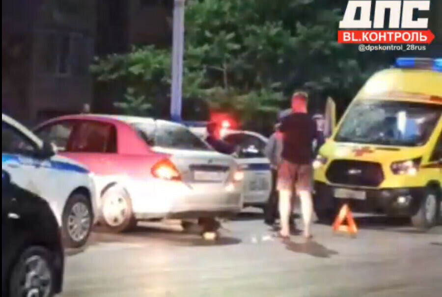 Соцсети в Благовещенске на улице Театральной девушка попала под колеса авто видео