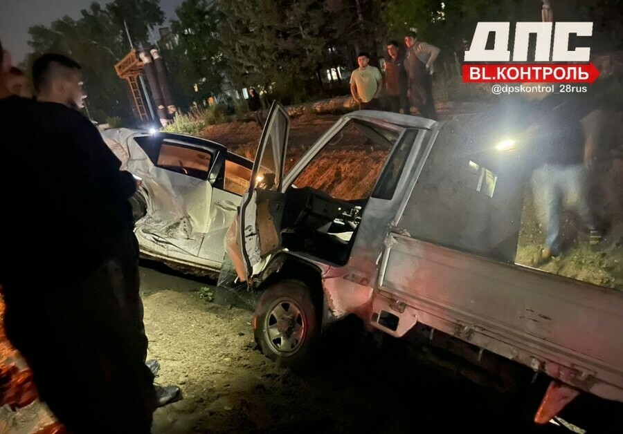 В Свободном два автомобиля оказались в яме