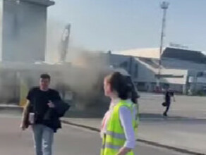 В аэропорту Хабаровска загорелся автобус с пассажирами из Амурской области видео