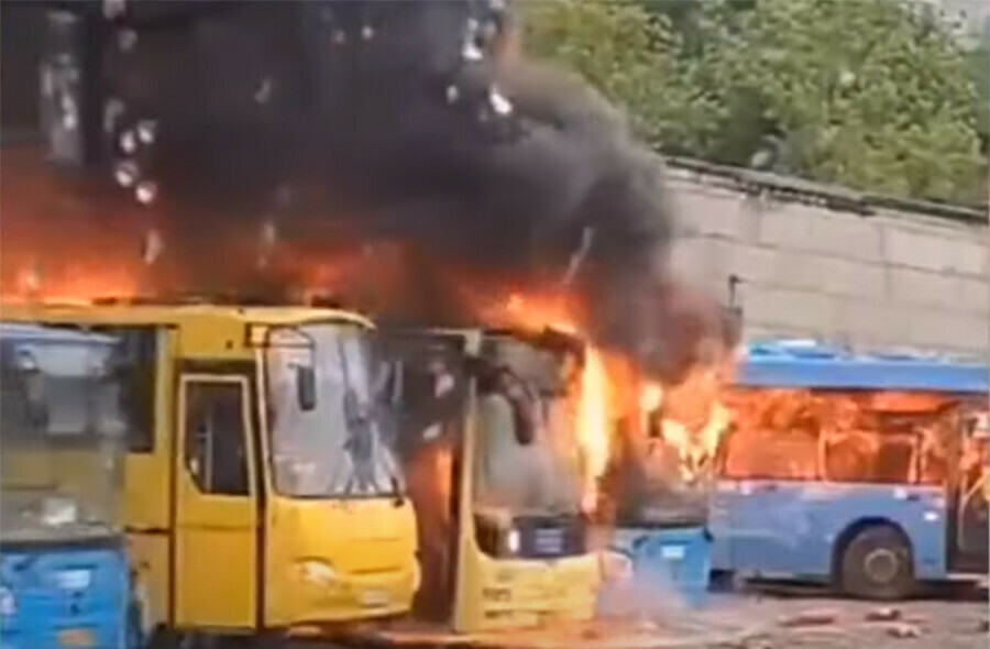 Жарким пламенем заполыхали автобусы в автопарке Владивостока видео