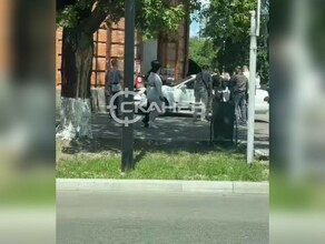 Очевидцы в Благовещенске машина в которой был ребенок едва не сбила пешеходов и врезалась в здание