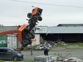 Автокран встал на дыбы водитель сорвался с высоты