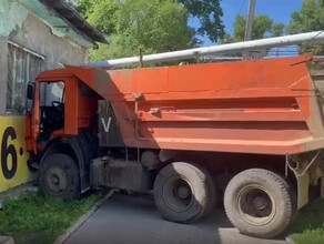 В Белогорске самостоятельный КамАЗ с погрузки поехал в магазин видео