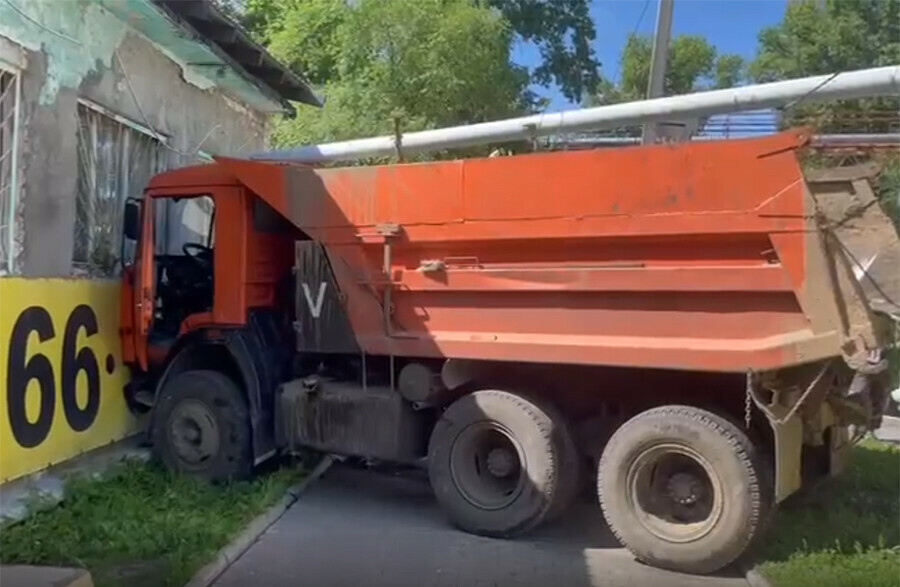 В Белогорске самостоятельный КамАЗ с погрузки поехал в магазин видео