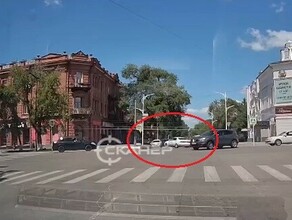 Видно как убегают пешеходы момент ДТП в Благовещенске после которого машину вынесло на тротуар попал на видео