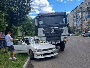 Самосвал Shacman протащил Toyota Cresta по Чайковского и попал на видео