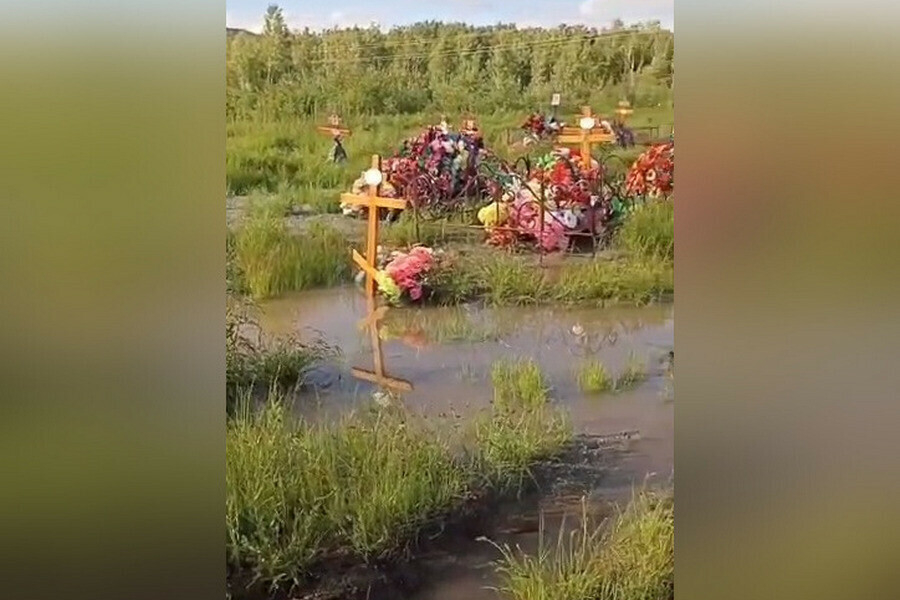 Люди приходят в ужас в Приамурье захоронения оказались в воде видео