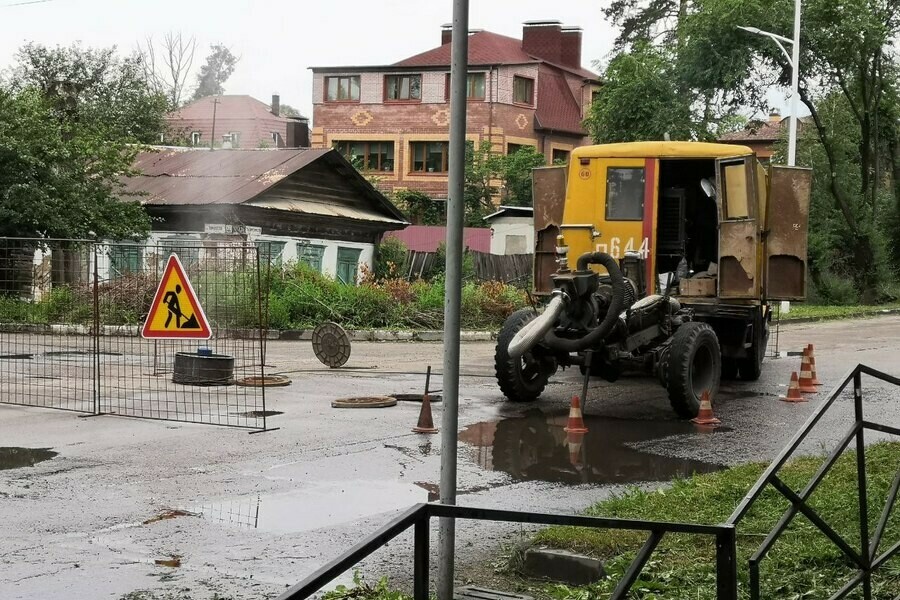 Последствия ливня устраняют в Благовещенске Какие улицы очистят 