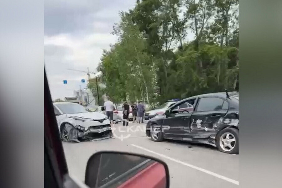 Соцсети около АмГУ в Благовещенске жесткое массовое ДТП из шести машин видео