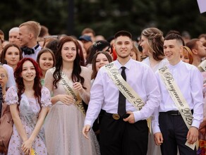 Более тысячи выпускников попрощались со школой в Благовещенске фото