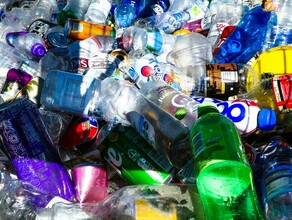 В России со следующего года могут запретить цветные пластиковые бутылки