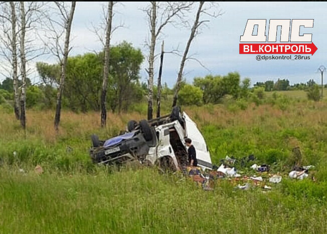 На ходу взорвалось колесо на трассе в Амурской области перевернулся грузовик