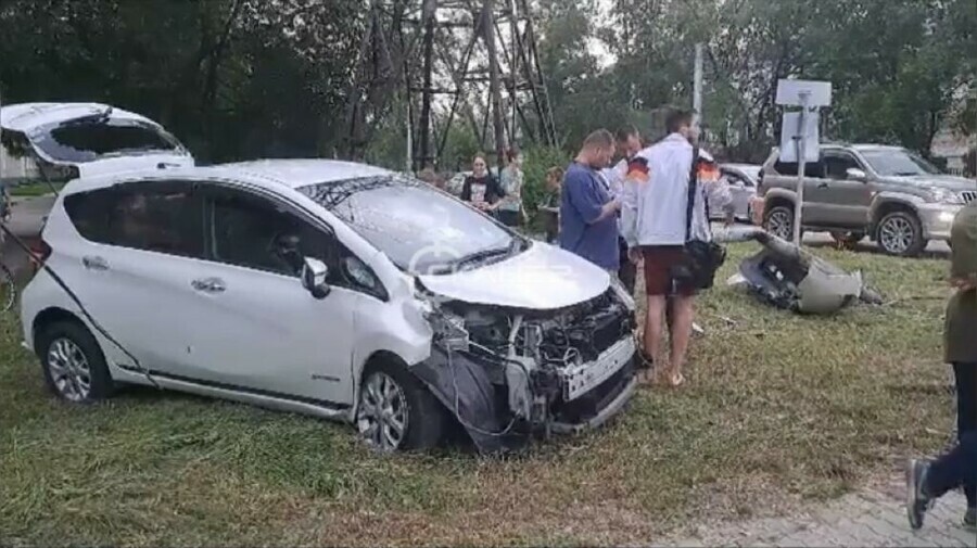 Выбросило на газон в Благовещенске жесткое ДТП около школы видео