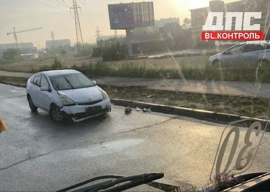 В соцсетях Благовещенска предупреждают о разбитом авто на встречной полосе