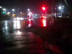 Осторожно первой полосы нет В микрорайоне Благовещенска после дождя ночью обвалилась дорога