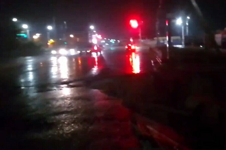Осторожно первой полосы нет В микрорайоне Благовещенска после дождя ночью обвалилась дорога