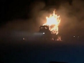 В районе села Ровное загорелось сено которое перевозил трактор видео