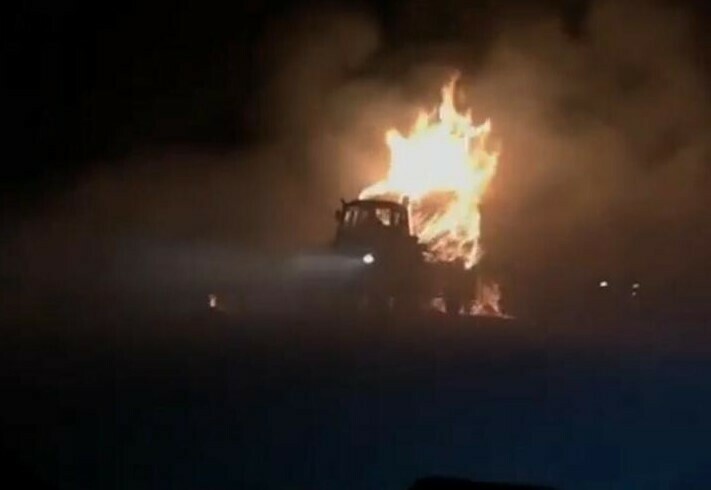 В районе села Ровное загорелось сено которое перевозил трактор видео