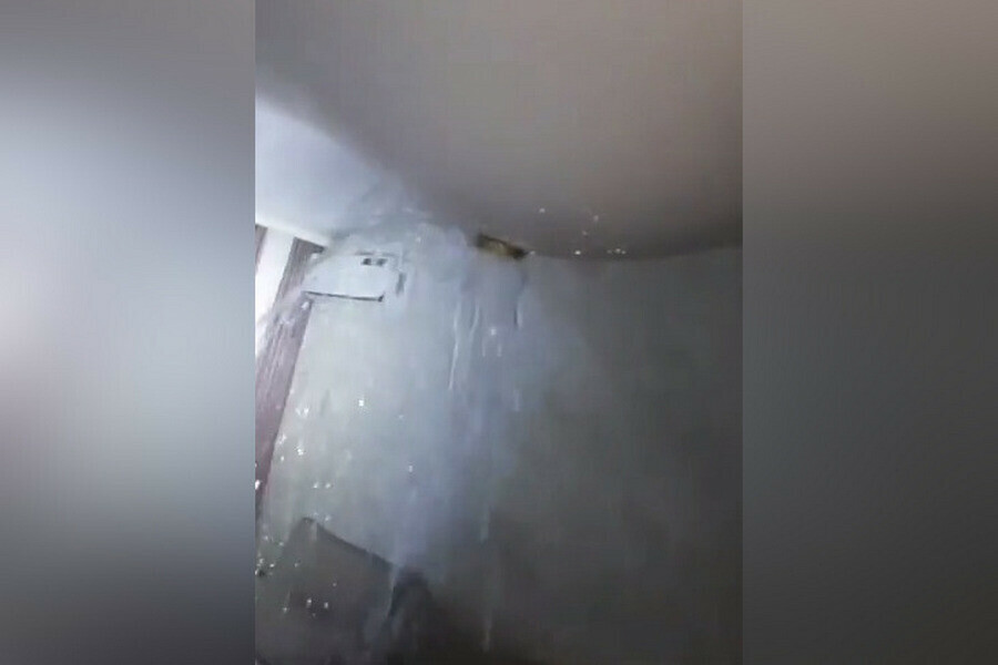 Потоки воды хлынули в квартиры благовещенцев после мощного ливня видео 