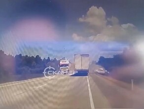 Момент смертельного ДТП в котором два большегруза разорвали легковушку на федеральной трассе Амур попал на видео 