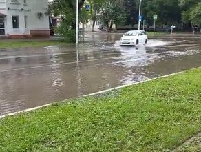 Перекресток в Благовещенске утонул после ливня видео