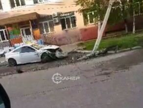 Ранним утром в Благовещенске автомобилист решил снести все на своем пути видео