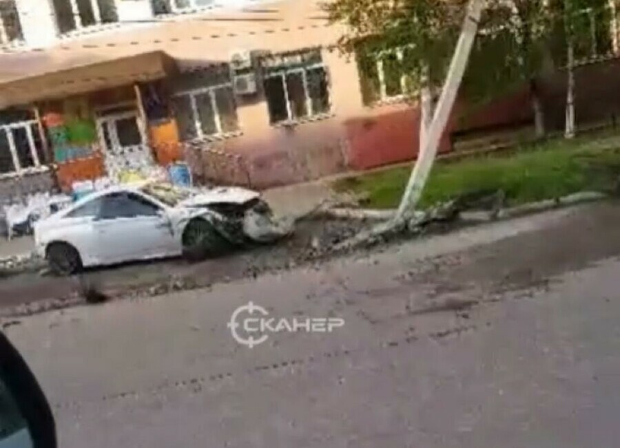 Ранним утром в Благовещенске автомобилист решил снести все на своем пути видео
