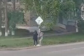 Знак оказался сильнее в Амурской области две женщины пытались сломать дорожный знак видео