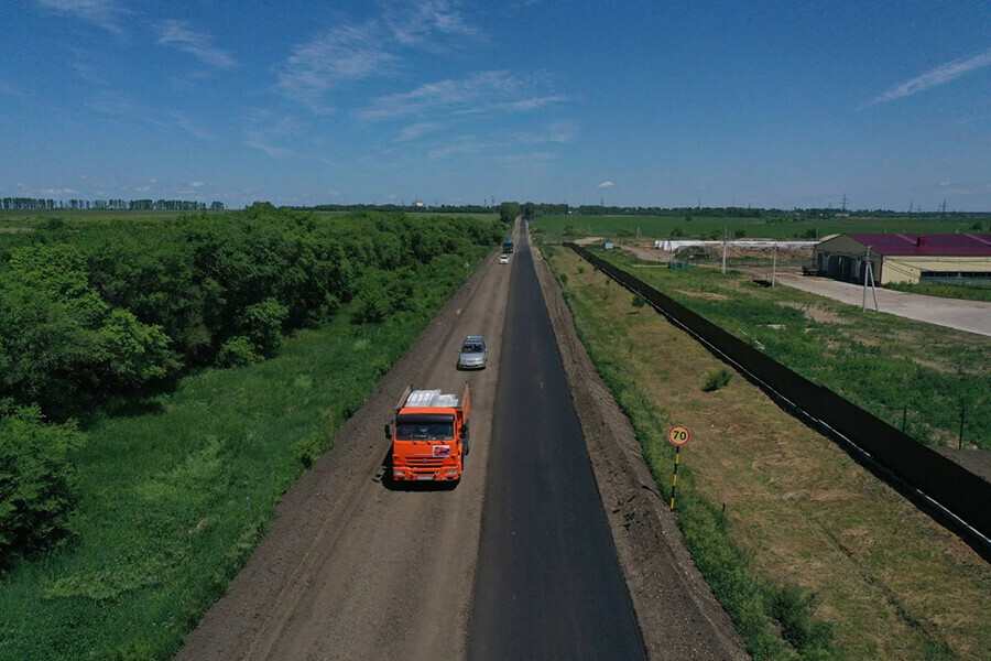 В Тамбовском районе заканчивается укладка нового асфальта на региональной трассе