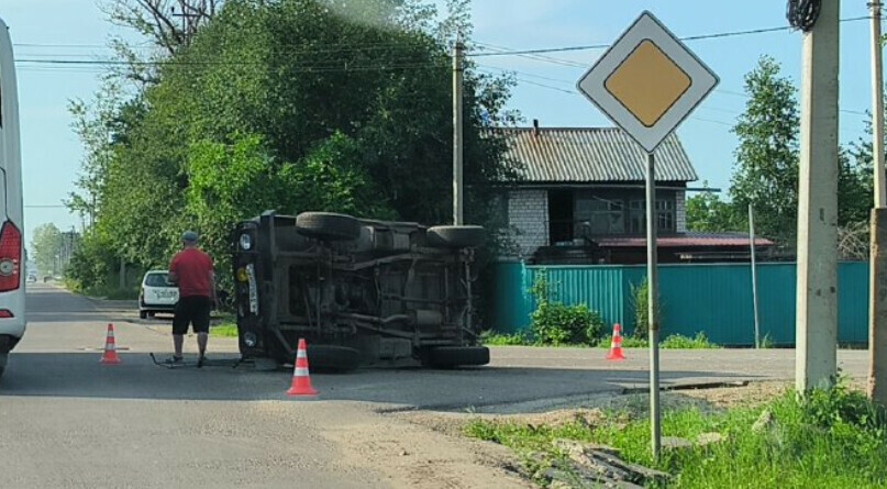 Жесткое ДТП в Свободном Одна из машин оказалась на боку фото