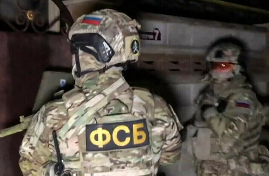 ФСБ задержало взяточников за пропуск грузов в Китай через Амур вне очереди