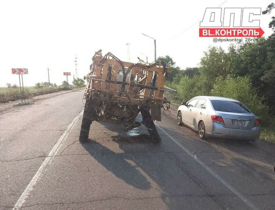 Стоит на повороте Водителей предупреждают о вставшем на трассе тракторе