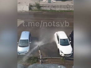 Изза неудачной парковки автомобиля в Свободном забил фонтан видео