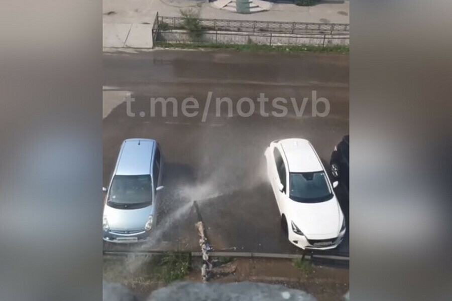 Изза неудачной парковки автомобиля в Свободном забил фонтан видео