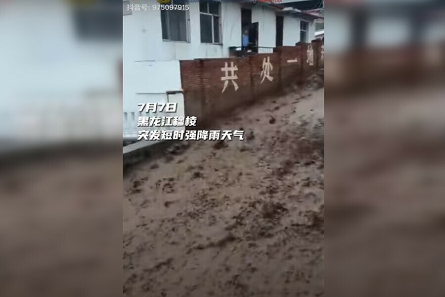 Мощный селевой поток пронесся в китайской провинции Хэйлунцзян видео 