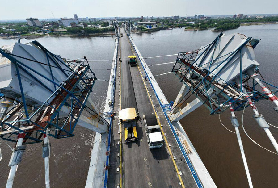 В Благовещенске на новом мосту через Зею уложили  первый слой асфальта проезжей части