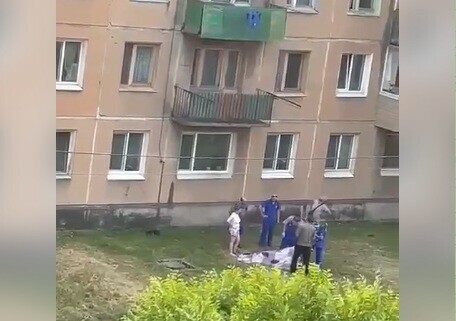 В Свободном с высоты 5го этажа упал и разбился насмерть мужчина