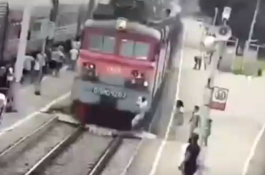 Отец с 2летним сыном попали под поезд И взрослый и маленький в больнице с ЧМТ видео 18