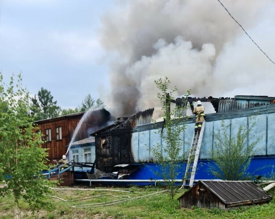 В амурском поселке Восточный полыхала школа видео