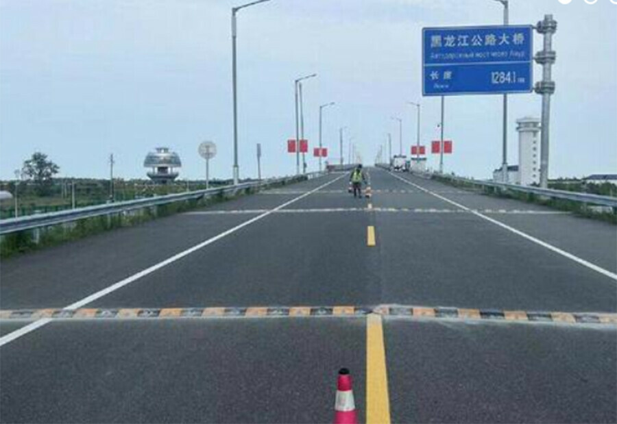 На китайской стороне моста Благовещенск  Хэйхэ установили лежачих полицейских