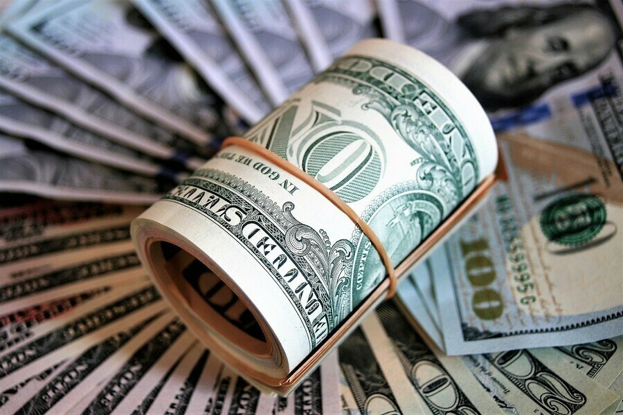 Эксперт назвал опасность хранения денег в долларах